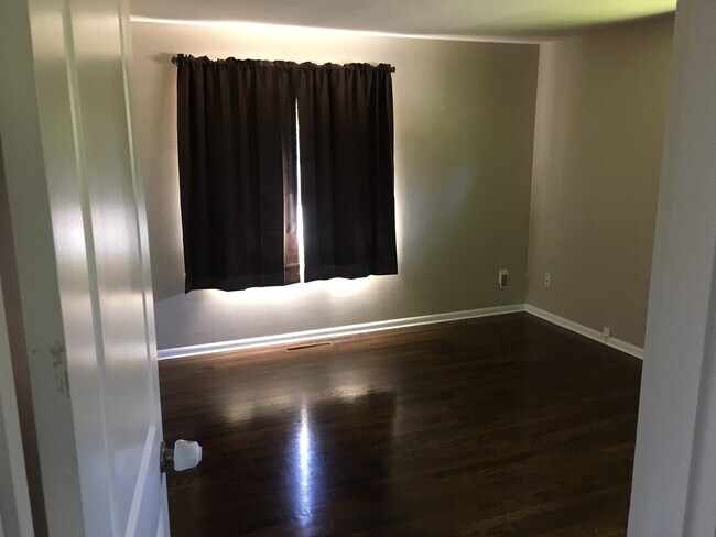 Building Photo - Rambler with Basement