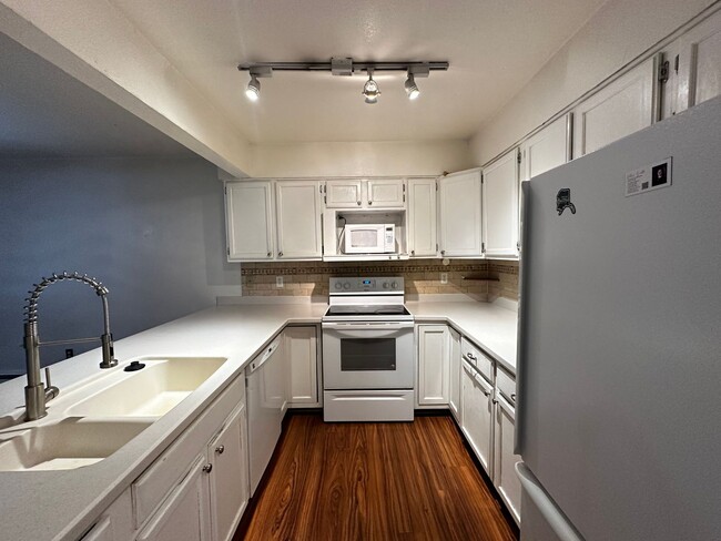 Building Photo - Pet-Friendly 2 Bed, 1.5 Bath Condo with At...