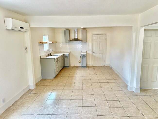 Building Photo - Newly Updated 2/1 in Madera