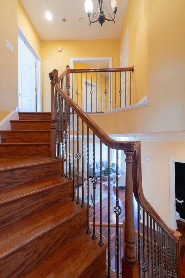 Building Photo - Well Appointed 3 Bedroom 3.5 Bath Townhome...