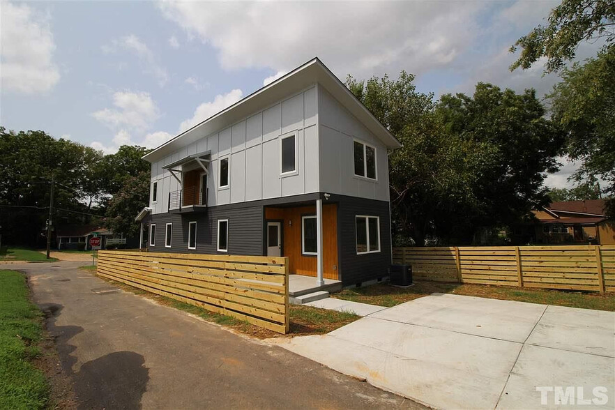 Building Photo - Room in House on Heck St