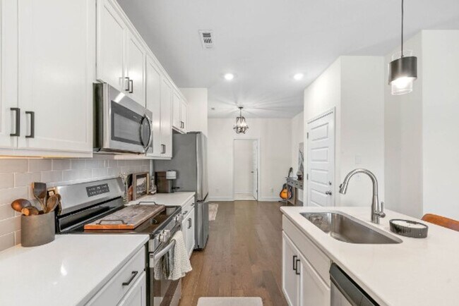 Building Photo - FOR LEASE- TOWNHOME IN THE PRESERVE AT BELLE POINTE!