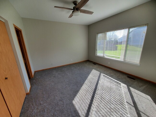 Building Photo - 13927 S Oakdale Cir