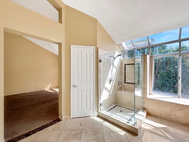Building Photo - Beautiful 5BD/3BA 2-Story House in Tierras...