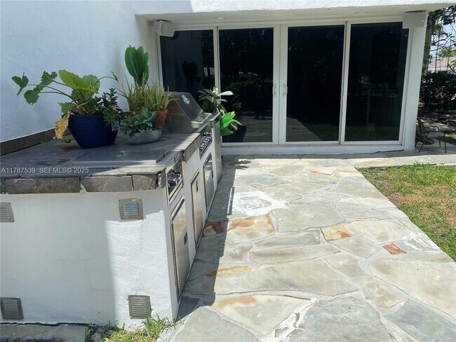 Building Photo - 4050 NE 25th Ave