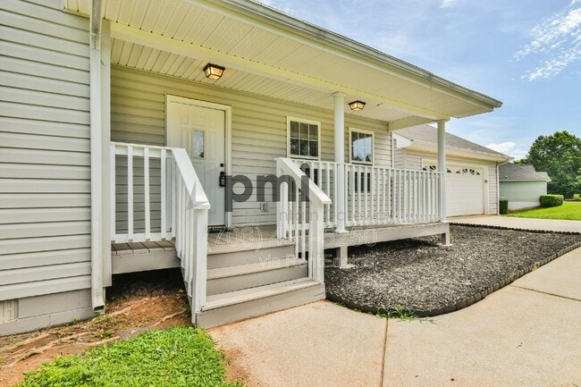 Building Photo - 138 Sunset Oaks Dr