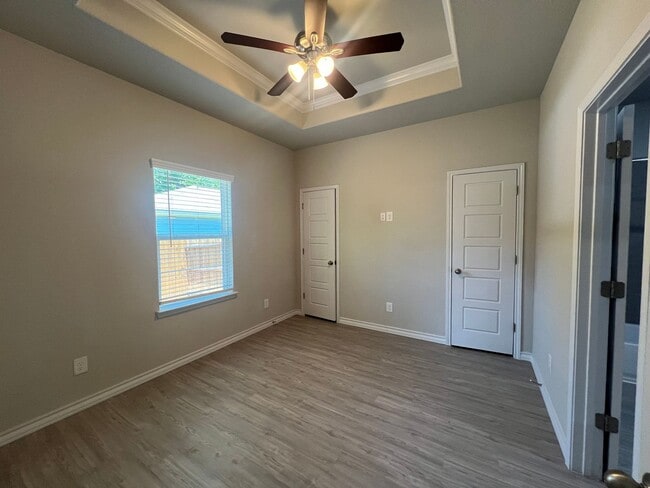 Building Photo - Elegant Home in Seguin!