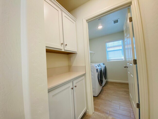 Building Photo - $2,350 Clinton & Armstrong, 4 Bed, Gated Community Pool & Solar - E Riesling Dr, Fresno