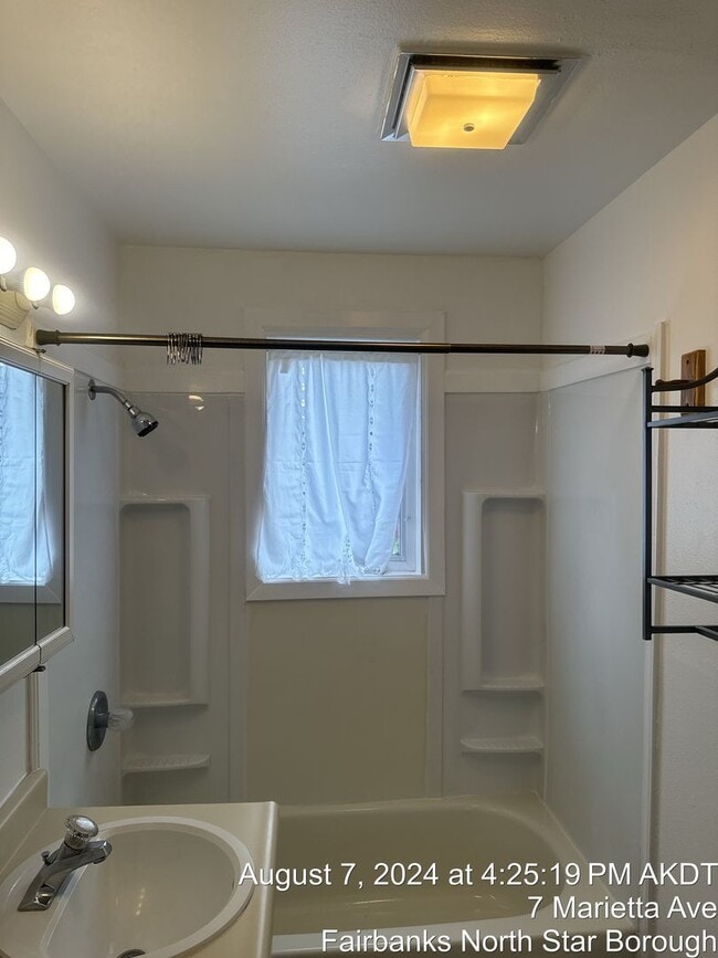 Building Photo - Charming 1 bedroom apt in quiet complex! T...
