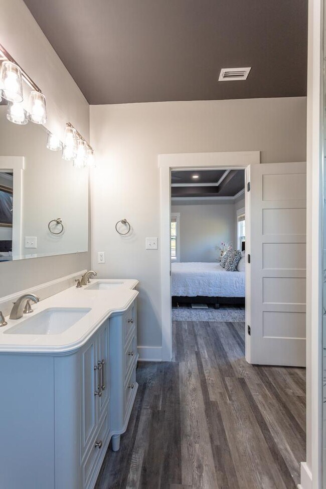 Building Photo - 823 Meridian Rd