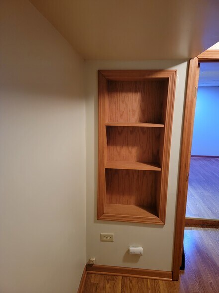 Building Photo - 421 E Lake St