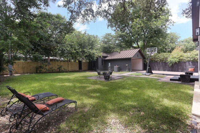 Building Photo - 182 E Edgewood Pl