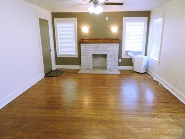 Building Photo - Front House Located Near Parks & Minutes F...