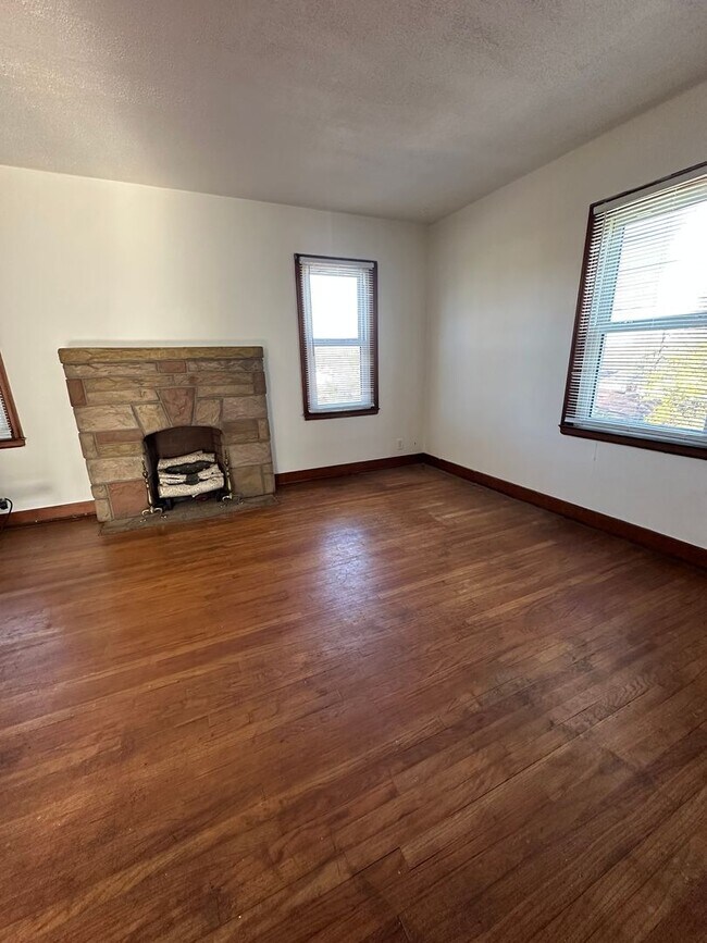 Building Photo - 1652 Roosevelt Ave