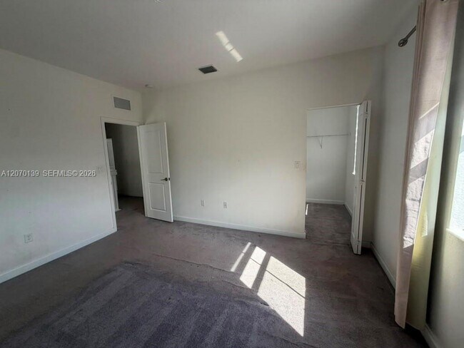 Building Photo - 1409 SE 26th Ter