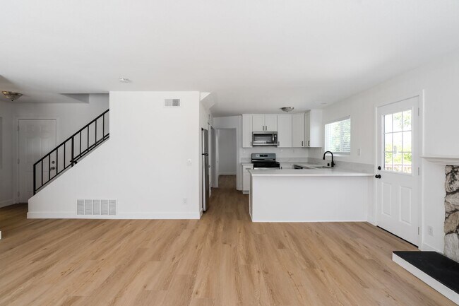 Building Photo - Private pool with canyon views!