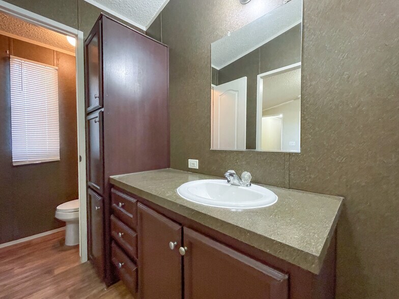 Building Photo - 436 Daybreak St