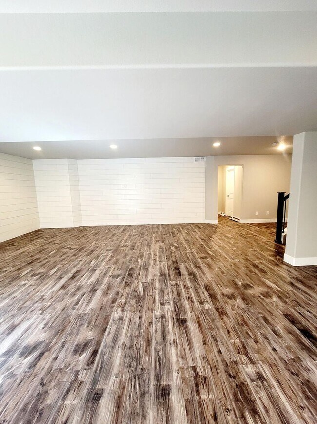 Building Photo - 7376 Peachleaf Dr