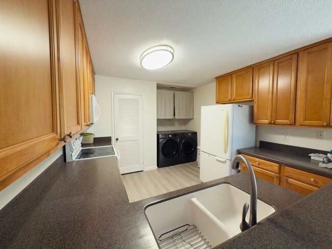 Building Photo - Charming 3-Bedroom Townhome Just Off the 5...