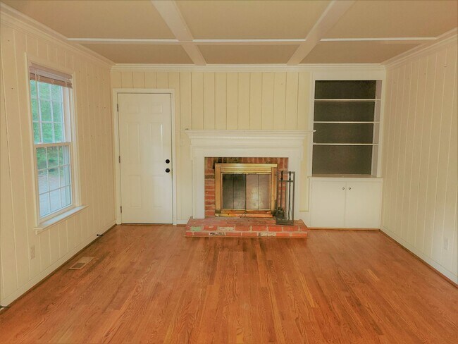 Building Photo - Huge 5 bedroom upgraded Colonial with larg...