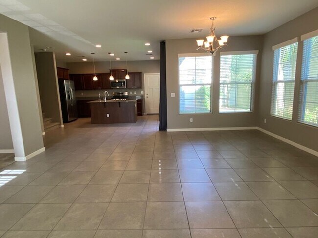 Building Photo - 2705 S Valle Verde