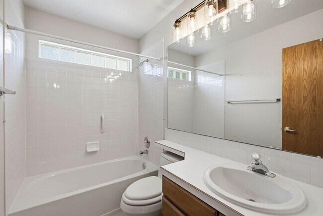 Building Photo - 4 Bedroom 3 Bathroom Duplex in Emerald Glen