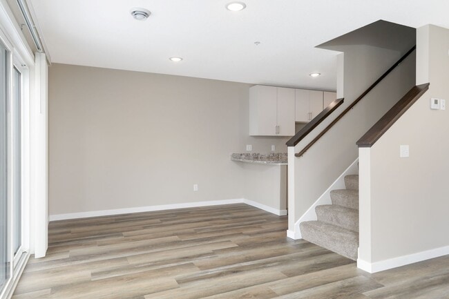 Building Photo - 3bd 3ba 2 car gar END UNIT avail now