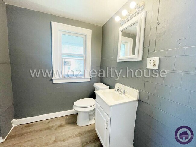 Building Photo - 1402 Prouty Ave