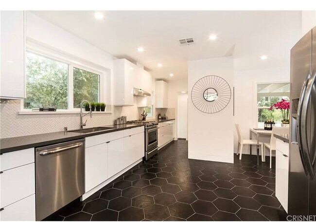 Building Photo - 11482 La Maida St