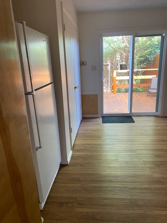 Building Photo - 2 bedroom, 1.5 bath Townhome  $1600/month