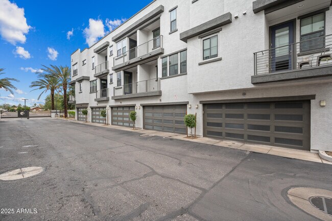 Building Photo - 2090 S Dorsey Ln