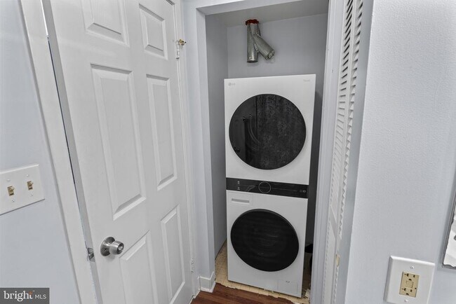 Building Photo - 301 S Reynolds St