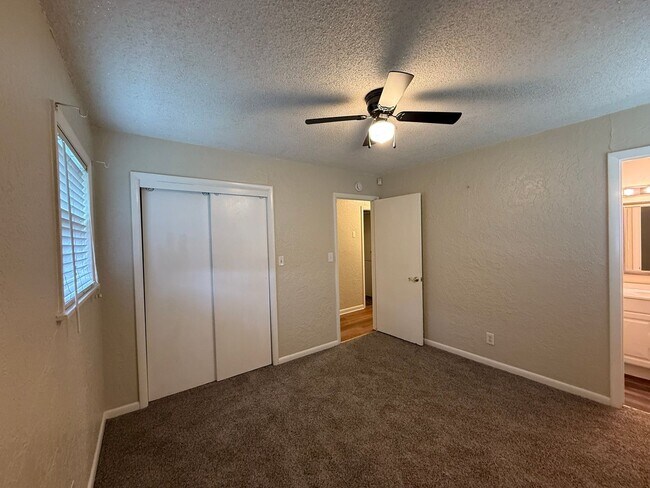 Building Photo - Welcome to this charming 3 bedroom, 2 bath...