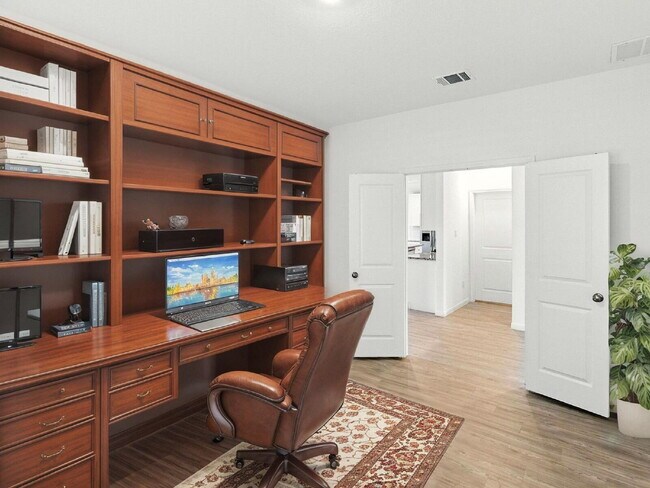 Building Photo - Beautiful 4 Bed, 3 Bath Home - Spacious & ...