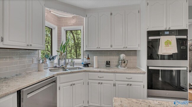 Building Photo - 511 Rainbow Dr
