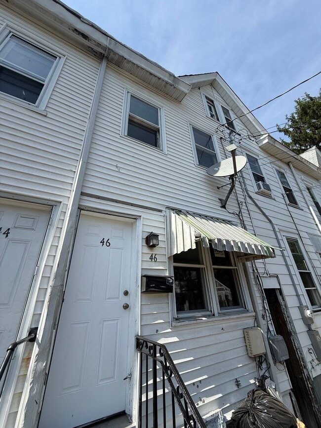 Building Photo - 46 Elm St