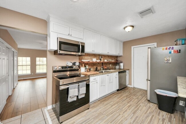 Building Photo - 2806 Oak Dr