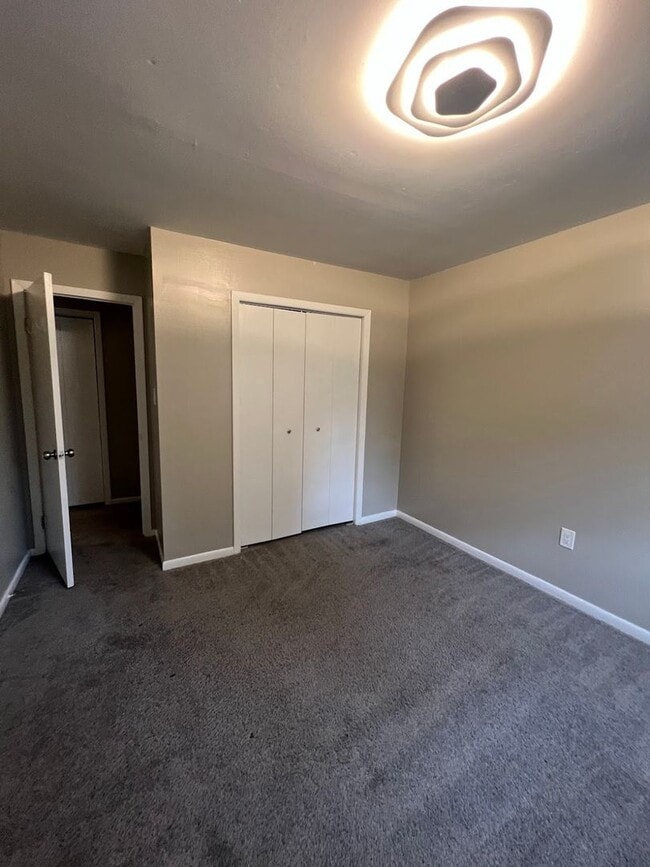 Building Photo - 3 Bedroom House