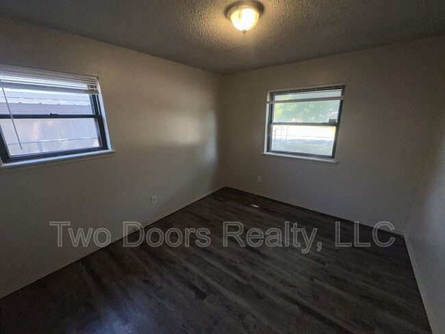 Building Photo - 729 NE 37th St