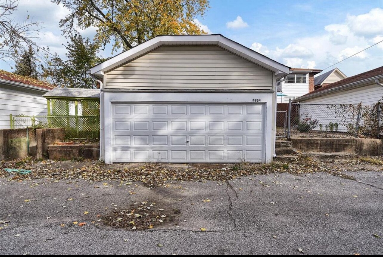 Building Photo - 4964 Parker Ave