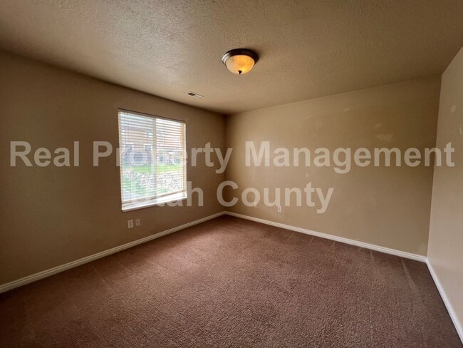 Building Photo - Pet Friendly Home with Fully fenced back yard