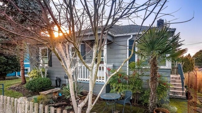Building Photo - 3 bedroom in Seattle WA 98116