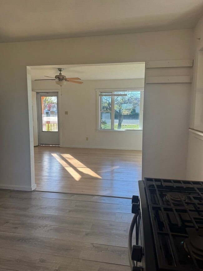 Building Photo - 3/2 Huge Yard and Garage