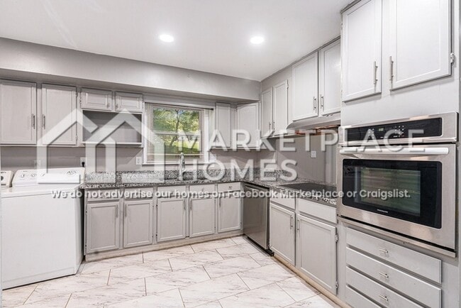 Building Photo - 3022 Menlo Park Dr