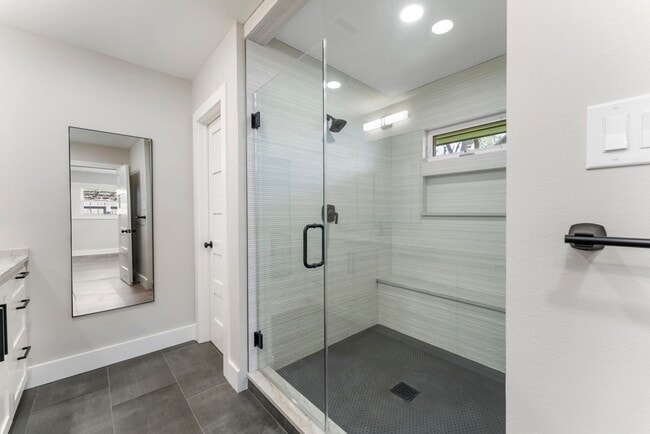 Building Photo - 2223 Hialeah Dr