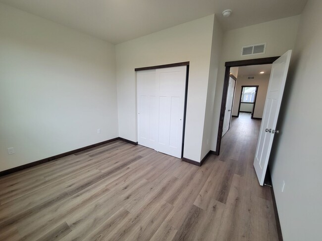 Building Photo - New 3 bedroom, 2 bathroom Town home in Pri...