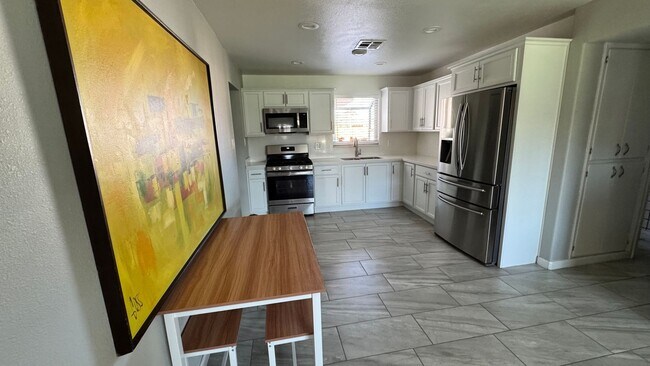 Building Photo - Renovated 4 Bedroom, 2 Bathroom Home in a Prime Phoenix Location!