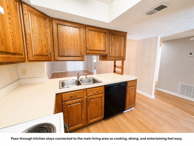Building Photo - End Unit 2BR/2BA One-Level Condo with Screened Porch in Powder Springs