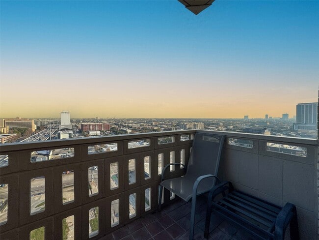 Building Photo - 2016 Main St