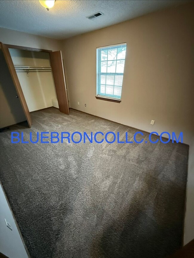 Building Photo - great price for a 2 bedroom townhome, easy access to highway.